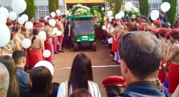 Enterro de jovem esfaqueado no DF é marcado por pedido de justiça