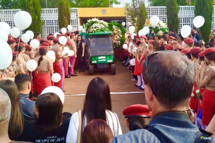 Enterro de jovem esfaqueado no DF é marcado por pedido de justiça