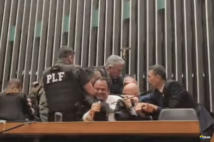 Entidades condenam retirada da imprensa na Câmara