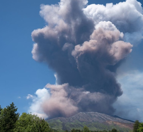 Erupção do Etna prolonga fechamento de aeroporto na Sicília