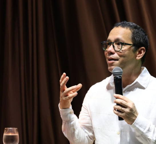 Escritor diz que literatura tem poder de humanizar e levar à reflexão