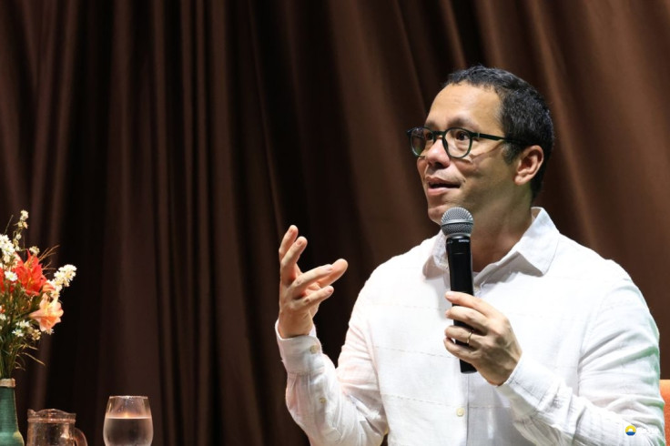 Escritor diz que literatura tem poder de humanizar e levar à reflexão