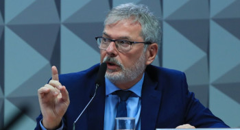 Ex-diretor do INSS nega vínculo político em depoimento à CPI