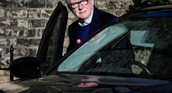 Ex-embaixador britânico é preso após revelações relacionadas a Epstein