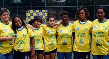Ex-jogadoras da seleção de futebol incentivam alunas em escolas do Rio