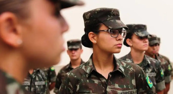 Exército faz seleção para alistamento militar de homens e mulheres