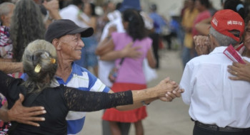 Expectativa de vida no país sobe para 76,6 anos, a maior já registrada