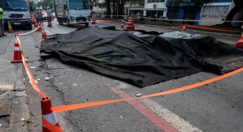 Explosão abre grande buraco na Rua da Consolação em São Paulo