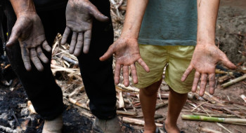 Famílias lutam para reconstruir a vida um mês depois de chuvas em MG
