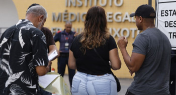 Famílias se cadastram para reconhecer corpos no IML do Rio