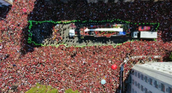 Famílias se juntam à multidão para festejar título do Flamengo no RJ