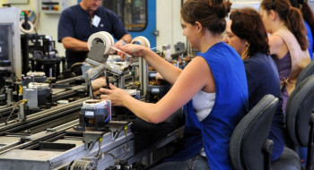 Feira de empregos oferece oportunidades para jovens de favelas do Rio