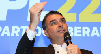 Filho mais velho de Bolsonaro, Flávio disputa a Presidência pelo PL