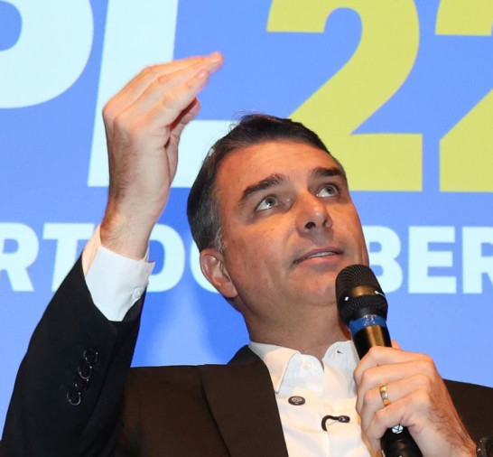 Filho mais velho de Bolsonaro, Flávio disputa a Presidência pelo PL