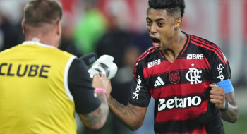 Fla vence, aproveita derrota do Palmeiras e volta a igualar rival