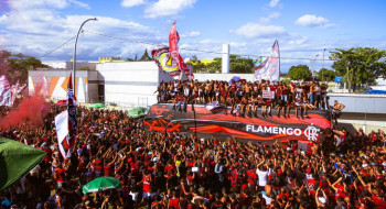 Flamengo embarca para final da Libertadores com festa da torcida