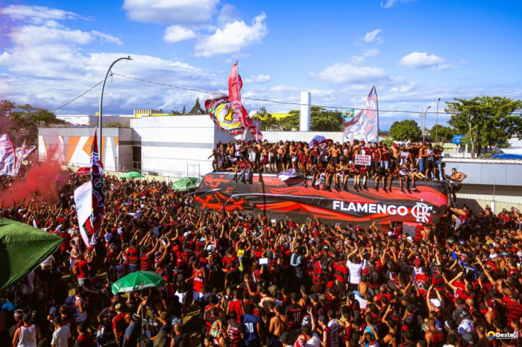 Flamengo embarca para final da Libertadores com festa da torcida