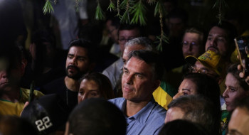 Flávio Bolsonaro impõe condições para liberar sigilos
