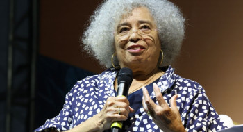 Flip: Angela Davis cita pensadores brasileiros e critica gentrificação