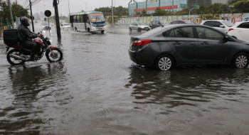 Frente fria derruba árvores e causa alagamentos no Rio de Janeiro