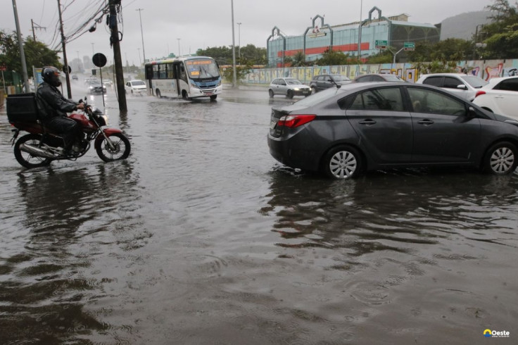 Frente fria derruba árvores e causa alagamentos no Rio de Janeiro