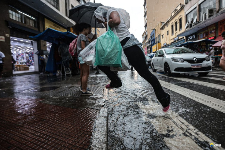 Frente fria muda o tempo e favorece chuvas no estado de São Paulo
