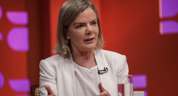 Gleisi diz que políticos de direita querem EUA intervindo no Brasil