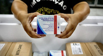 Governo começa a distribuir vacina contra vírus sincicial respiratório
