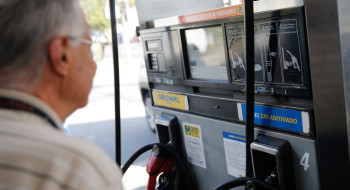 Governo prorroga por um mês subvenção de R$ 2,12 ao diesel