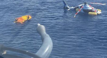 Helicóptero faz pouso forçado no mar em Cabo Frio