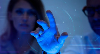 IA acelera desinformação e ameaça democracias, alerta pesquisa