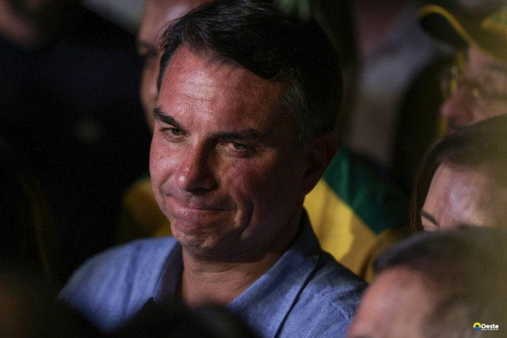 Imprensa internacional repercute fuga de Flávio Bolsonaro do Brasil