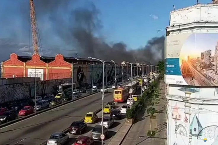 Incêndio atinge barracão de escola de samba na zona portuária do Rio