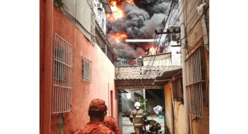 Incêndio de grandes proporções atinge galpão no Rio