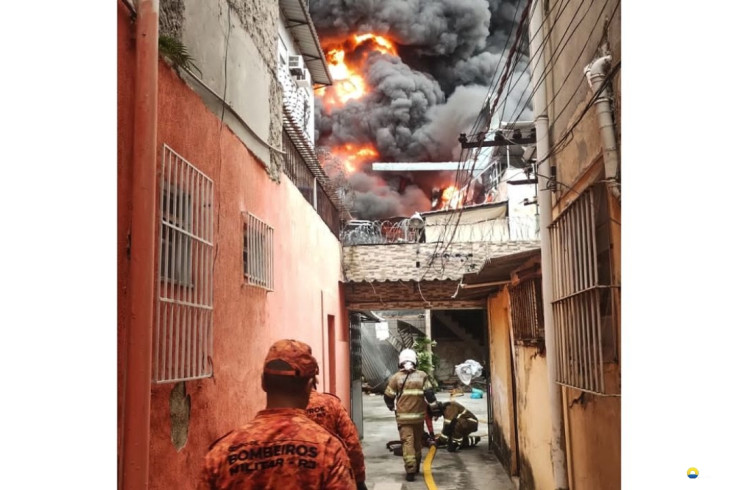 Incêndio de grandes proporções atinge galpão no Rio