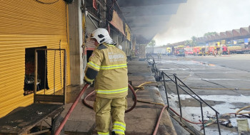 Incêndio no Ceasa/Rio está controlado; bombeiros trabalham no rescaldo