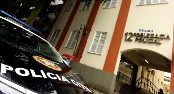 Indiciado por estupro coletivo no Rio se apresenta à polícia e é preso