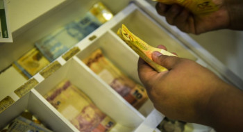 Inflação que reajusta o salário mínimo fecha em 4,18%