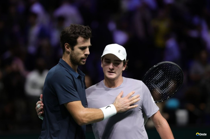 João Fonseca batalha em quadra, mas dá adeus ao Masters 1000 de Paris