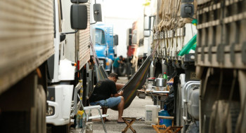 Jornada exaustiva e solidão afetam saúde mental de caminhoneiros
