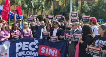 Jornalistas fazem ato contra censura e agressões na Câmara