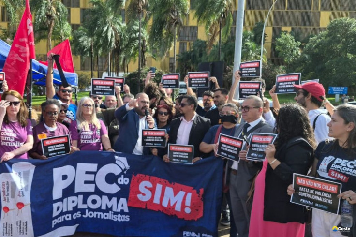 Jornalistas fazem ato contra censura e agressões na Câmara