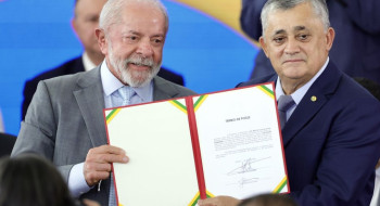 José Guimarães assume ministério e fala em "derrotar o fascismo"