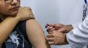 Jovens de 15 a 19 anos podem se vacinar contra HPV até junho de 2026