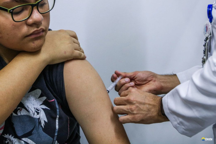 Jovens de 15 a 19 anos podem se vacinar contra HPV até junho de 2026