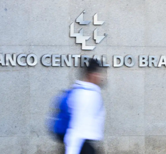 Juros das famílias seguem elevados e chegam a 64% ao ano, diz BC