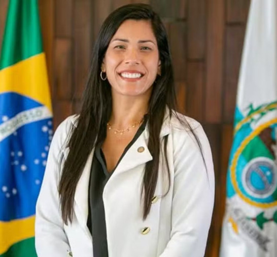 Justiça proíbe deputada de incentivar demissão de opositores