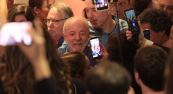 Lula agradece votos e diz que teve de vencer intromissão vinda de fora