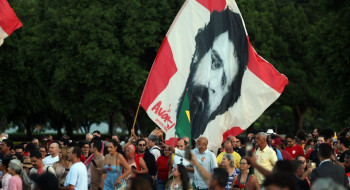 Lula e eleitores idosos se emocionam em “festa de aniversário”