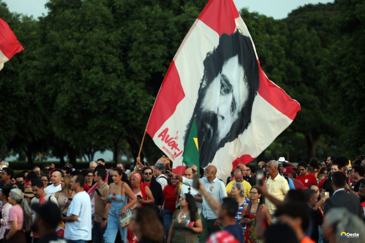 Lula e eleitores idosos se emocionam em “festa de aniversário”